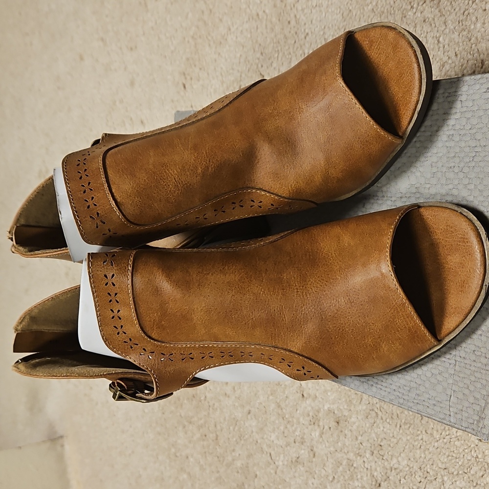 Maurices Rumor OT Side Buckle boots, Back Zipper,  size 11, Tan - Brand NEW